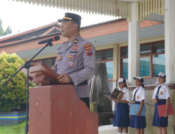 Polres Sikka Polda NTT Tanamkan Disiplin dan Literasi Digital kepada Pelajar dalam Upacara Bendera di SMPK Frater Maumere