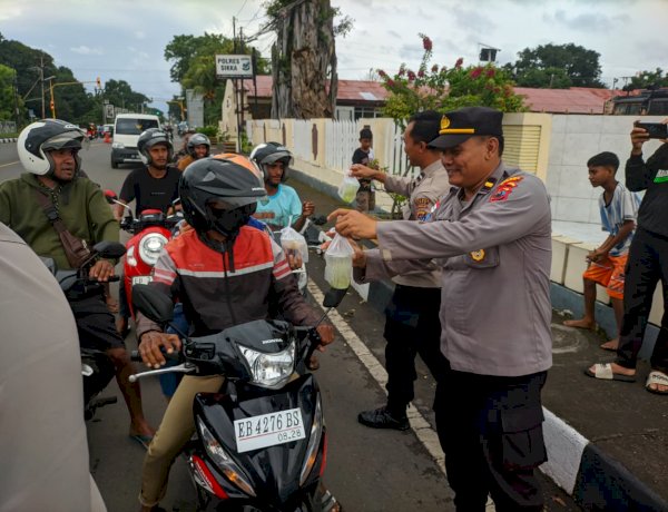 Sentuhan Humanis Polres Sikka Polda NTT di Bulan Ramadan, Unit Siwas Berbagi Tak’jil untuk Masyarakat