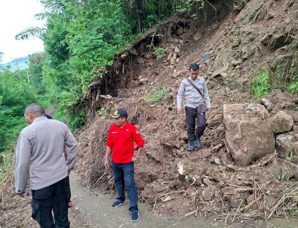 Sigap Tanggap Bencana, Jajaran Polres Sikka Polda NTT Pantau Langsung Longsor yang Mengisolasi Desa Poma