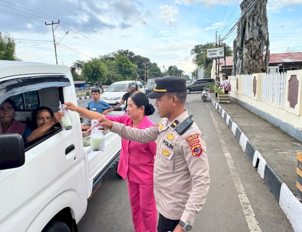 Berbagi Berkah Ramadhan, Bag SDM Polres Sikka Tebar 100 Paket Takjil bagi Pengguna Jalan