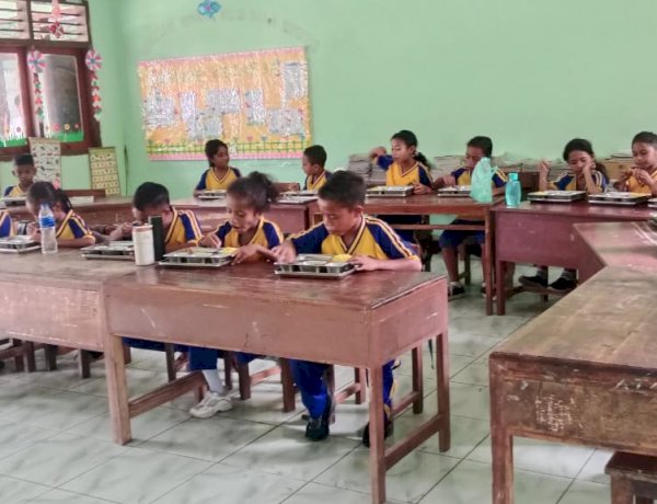 Ribuan Pelajar Terima Makan Bergizi Gratis, Jajaran Polres Sikka Lakukan Monitoring Lapangan