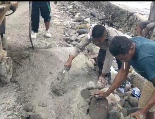 Abrasi Rusak Akses Warga, Jajaran Polres Sikka dan Masyarakat Palue Turun Tangan Perbaiki Jalan
