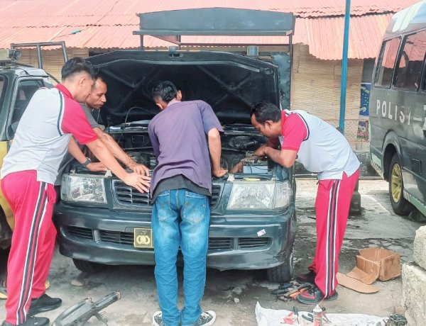 Personel  Bagian Logistik Polres Sikka Polda NTT Rurin Laksanakan Perawatan Kendaraan Dinas Polri