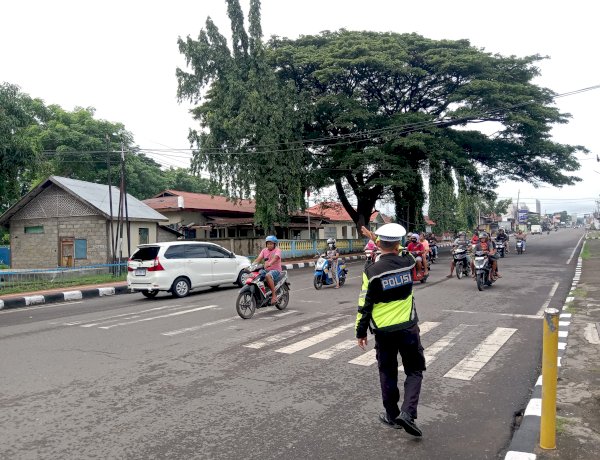 Amankan Aktivitas Warga Jelang Idul Fitri, Personel Pospam Gelora Samador Maumere Tingkatkan Patroli dan Pengaturan Lalin