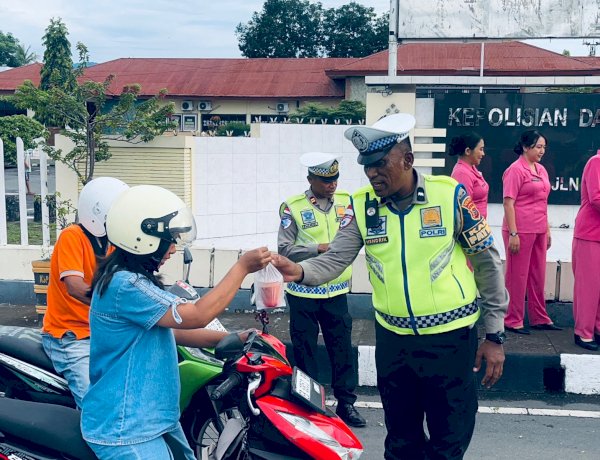 “Di Balik Seragam dan Sirene: Satlantas Polres Sikka Tebar Takjil, Hadirkan Wajah Humanis di Jalan Raya”