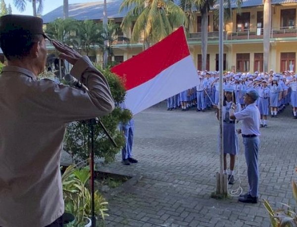 “Irup di SMAK Frater, Kasat Binmas Polres Sikka Gaungkan Disiplin, Persatuan, dan Etika Digital”