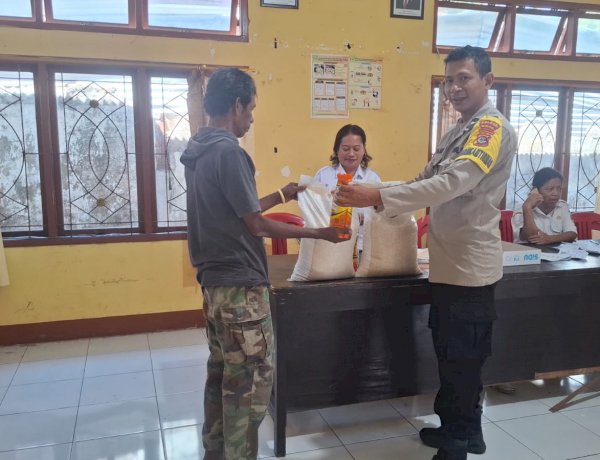 Pastikan Transparan, Bhabinkamtibmas Polsek Alok Polres Sikka Awasi Langsung Pembagian Bantuan di Alok Timur