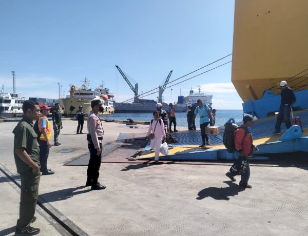 Pengamanan Ketat Iringi Kedatangan KM Dharma Rucitra VII di Maumere, Ratusan Penumpang Tiba dengan Aman
