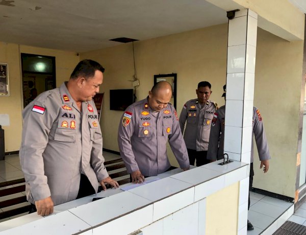 Menjalankan Fungsi Pengawasan Waka Polres Sikka Pastikan Kesiapan Piket SPKT Lewat Pengecekan Langsung