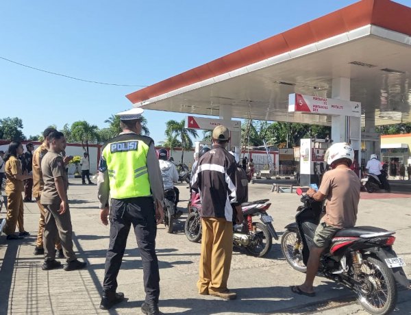 Taat Pajak, Tertib Berlalu Lintas, Aman Berkendara: Polres Sikka Gencarkan Edukasi di SPBU Madawat