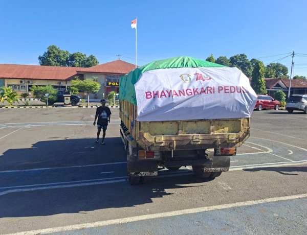 Kepedulian Tak Berhenti, Polres Sikka Kembali Distribusikan 570 Paket Sembako dan 1.000 Papan Telur ke Maukaro