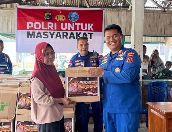 Menembus Akses Sulit, Polri Salurkan 146 Paket Sembako untuk Warga Terdampak Gempa di Pulau Sukun Sikka