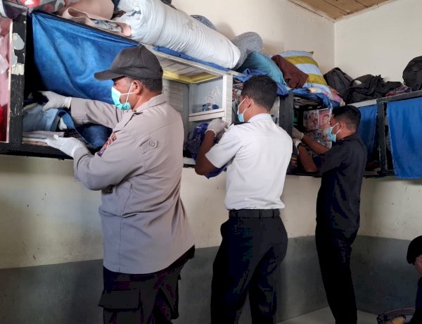 Sinergi TNI-Polri, Lapas Maumere IIB Sisir Kamar Hunian WBP, Persempit Celah Masuk Barang Terlarang
