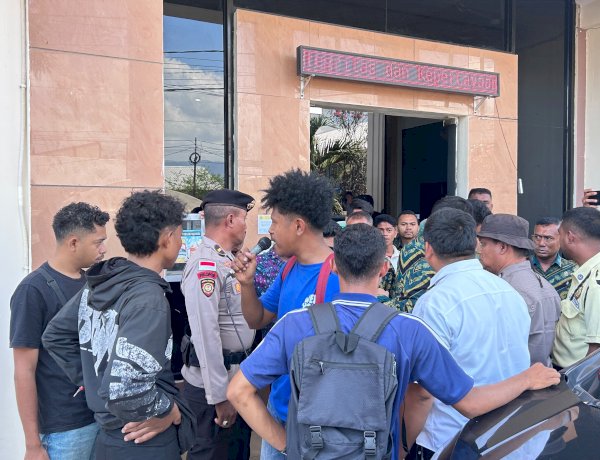 Pengamanan dan Dokumentasi Polres Sikka Warnai Aksi Damai AMMPS di Pengadilan Negeri Maumere