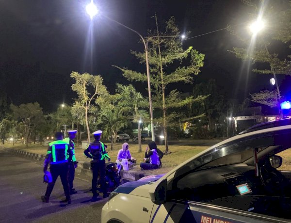 Ketika Malam Terlelap, Lampu Biru Polres Sikka Tetap Menyala untuk Keselamatan