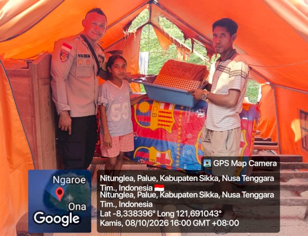“Polres Sikka Hadir di Tengah Duka, Bhabinkamtibmas Palue Salurkan Bantuan untuk Korban Kebakaran Pascagempa”