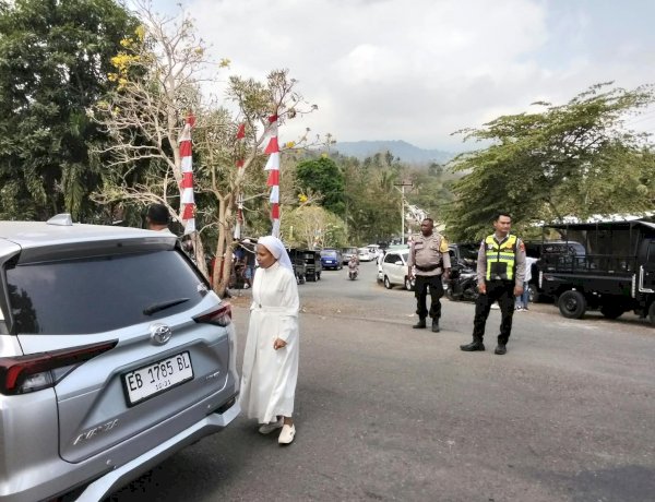 Utamakan Keselamatan, Satlantas Polres Sikka Pastikan Aktivitas Ibadah di Wisung Fatima Lela Berjalan Lancar