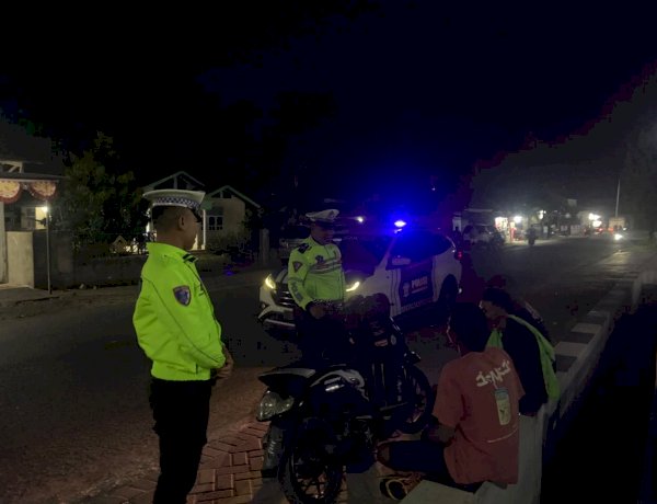 Jalanan Aman, Masyarakat Nyaman: Patroli Lampu Biru Polres Sikka Perkuat Kamseltibcarlantas