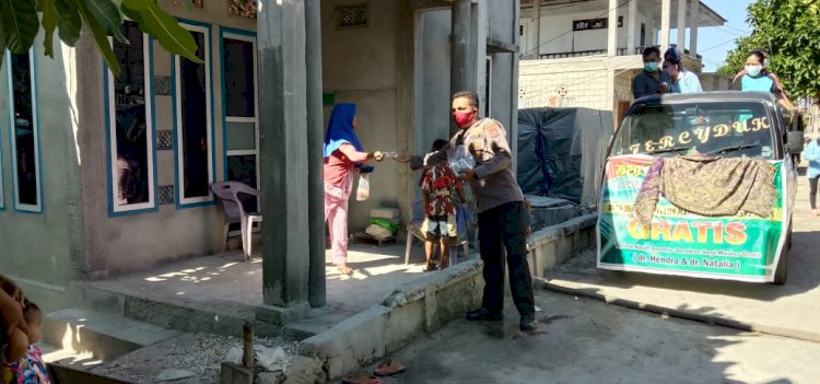 Antisipasi Penyebaran Virus Corona, Bhabinkamtibmas Bagikan Masker Kepada Warga