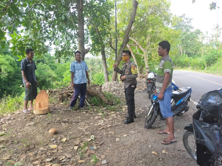 Cegah Penyebaran Covid-19 Bripka IKadek Budianto Himbau Masyarakat Gunakan Masker.