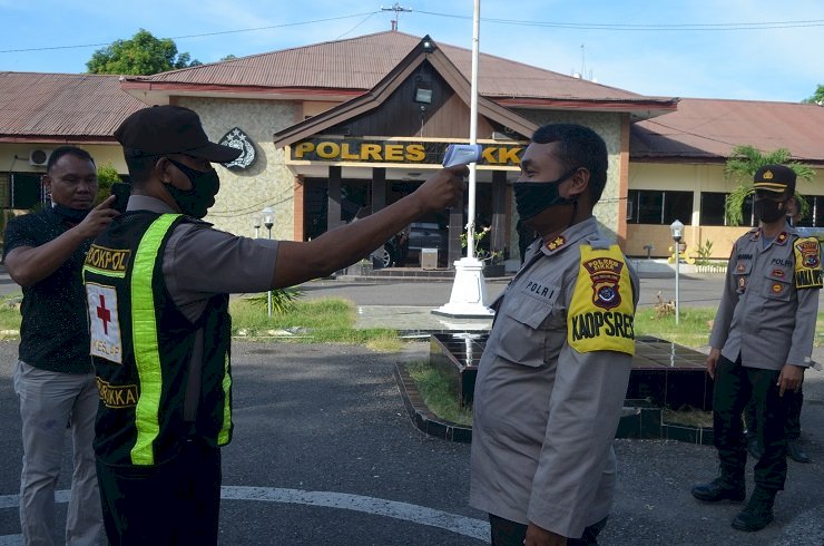 Antisipasi Covid – 19, Polres Sikka Lakukan Pengecekan Suhu Tubuh Personil