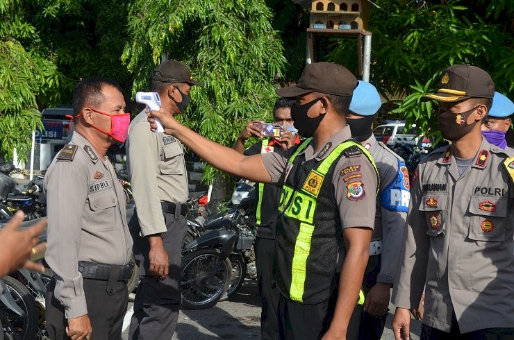 Antisipasi Covid – 19, Polres Sikka Lakukan Pengecekan Suhu Tubuh Personil