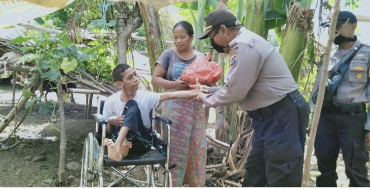 Peduli Sesama Di Tengah Pandemi Corona Kapolsek Kewapante Bagikan Sembako.