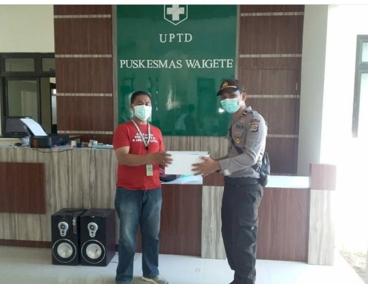 Kapolsek Waigete Menyerahkan Bantuan APD Kepada Puskesmas Waigete.