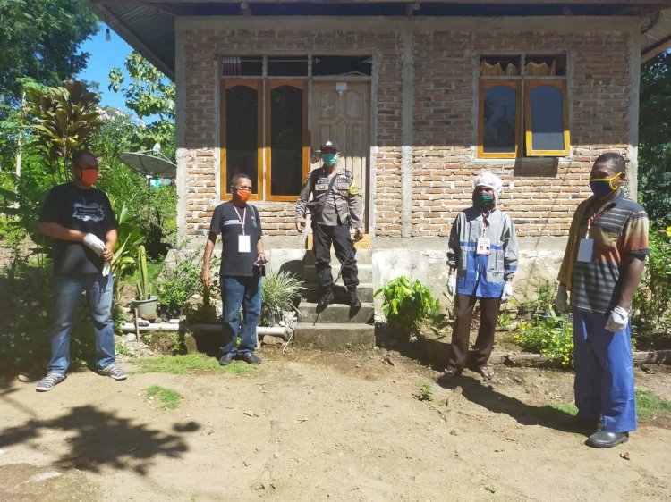 Bhabinkamtibmas Desa Ribang Semprot Desinfektan di Rumah Warga