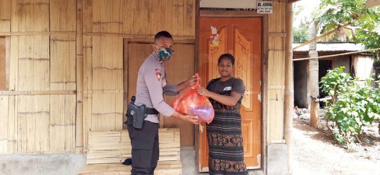 Polres Sikka Bagikan Sembako Kepada Warga Desa Nelle