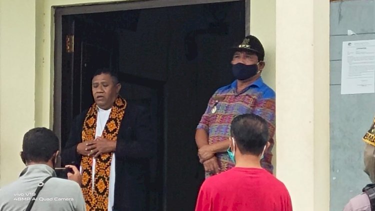 Kapolsek Lela Pimpin Pengamanan Ibadah Pemberkatan Kantor Desa Dan Perangkat Desa Lela.