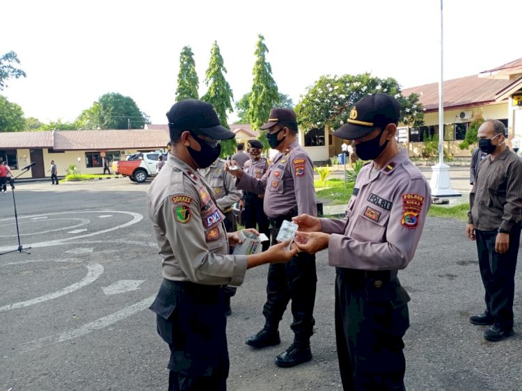 Urkes Bag Sumda Bagikan Vitamin Kepada Seluruh Personil Polres Sikka