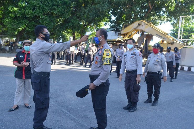 Urkes Polres Sikka Lakukan Pengecekkan Suhu Tubuh Terhadap Personil