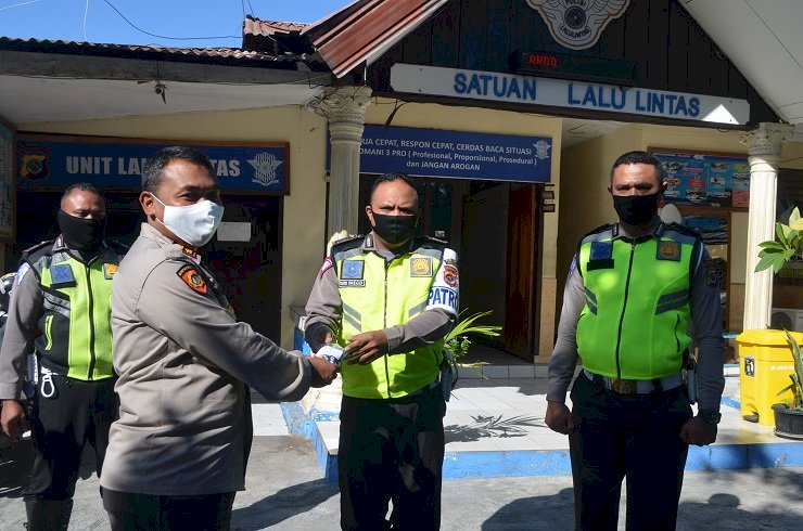 Bhayangkari Peduli Covid-19, Berikan Bantuan Masker Dan Suplemen Kepada Personil Polres Sikka
