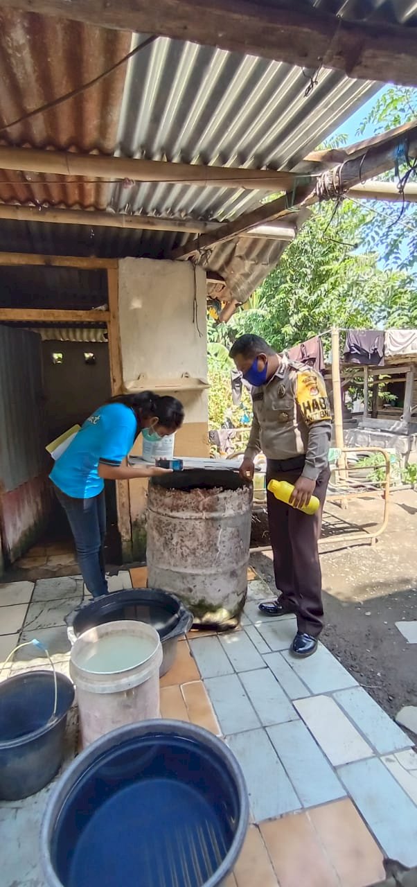 Bhbainkamtibmas Polsek Lela Lakukan Pemberantasan Sarang Nyamuk