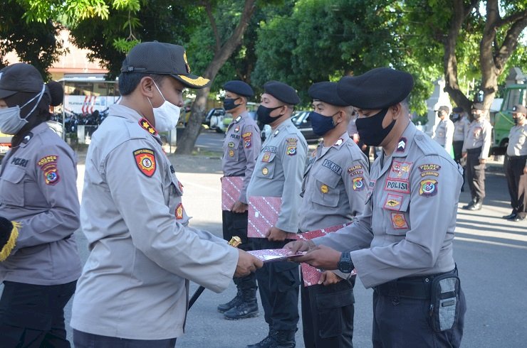 Kapolres Sikka Beri Penghargaan Kepada 4 Personilnya Atas Dedikasinya Dalam Pengawasan Penyaluran BLT Di Pulau Terpencil