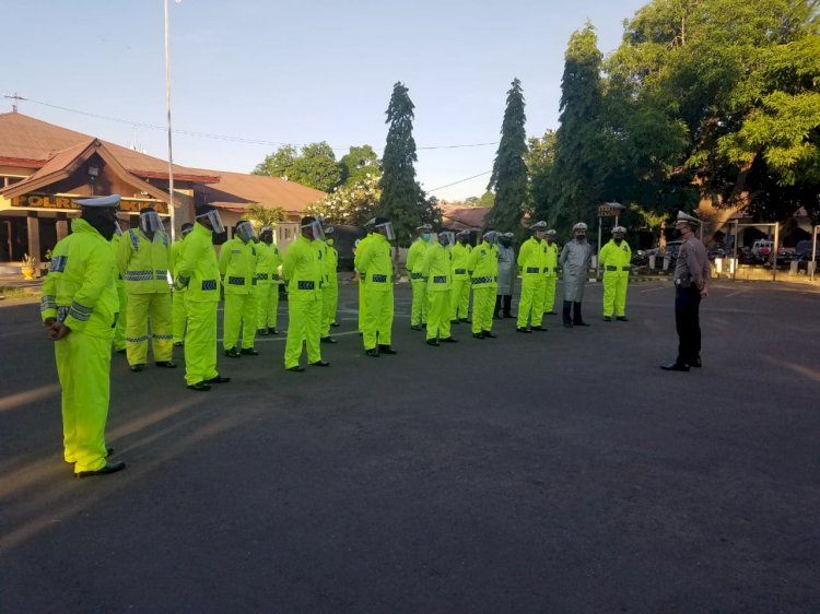 Jelang New Normal, Kasat Lantas Polres Sikka Lengkapi Personilnya Dengan APD