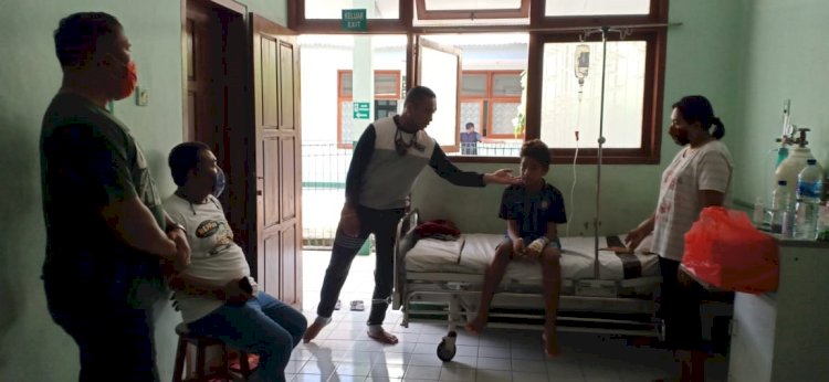 Perhatian Atasan, Kapolres Sikka Jenguk Anak Anggotanya Yang Sakit