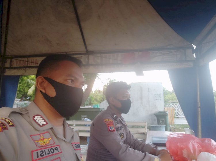 Untuk Mengetahui Perkembangan Situasi Pasien Covid-19, Polres Sikka Terus Lakukan Pengamanan Di Ruang Isolasi RSUD Tc Hillers Maumere