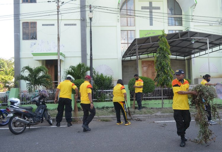 Peringati Hari Bhayangkara Ke-74, Polres Sikka Kerja Bakti Bersihkan Tempat Ibadah