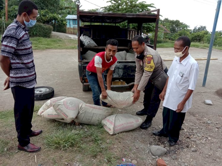 Sambut Hari Bhayangkara, Bhabinkamtibmas Desa Riit Sumbangkan Semen Untuk Pembangunan Kapela