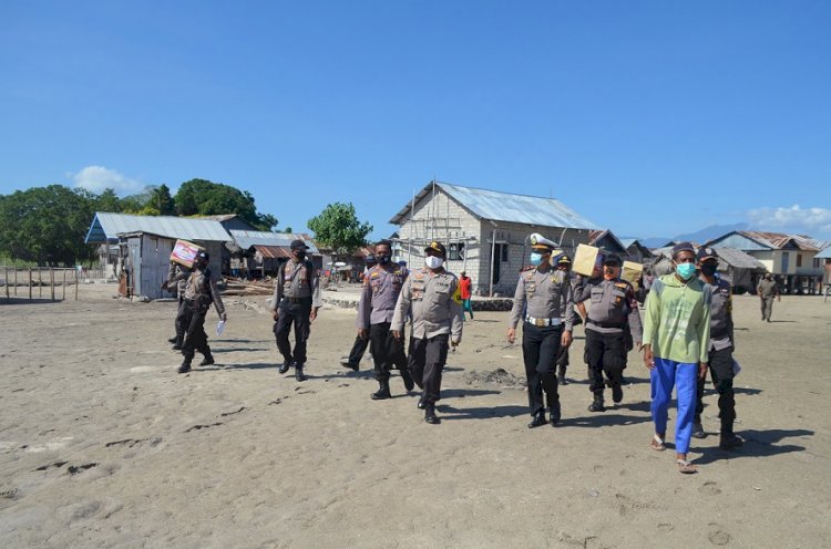 Sambut Hari Bhayangkara, Kapolres Sikka Turun Langsung Bagikan Sembako Di Pulau Terpencil
