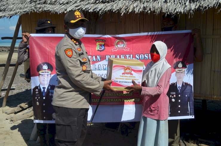 Sambut Hari Bhayangkara, Kapolres Sikka Turun Langsung Bagikan Sembako Di Pulau Terpencil