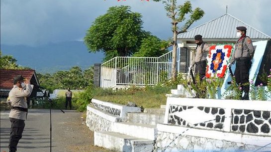 Sambut Hari Bhayangkara ke-74, Kapolres Sikka Pimpin Upacara Ziarah di TMP Iligetang