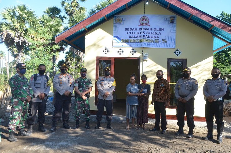 Polres Sikka Lakukan Bedah Rumah Warga Tidak Mampu Di Desa Habi