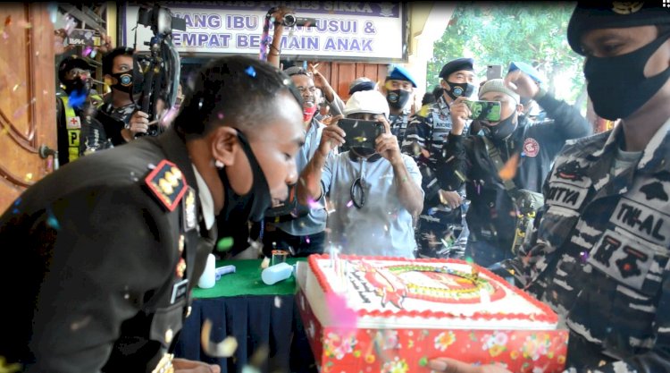 Hari Bhayangkara Ke-74, Ini Kejutan Lanal Maumere Untuk Polres Sikka