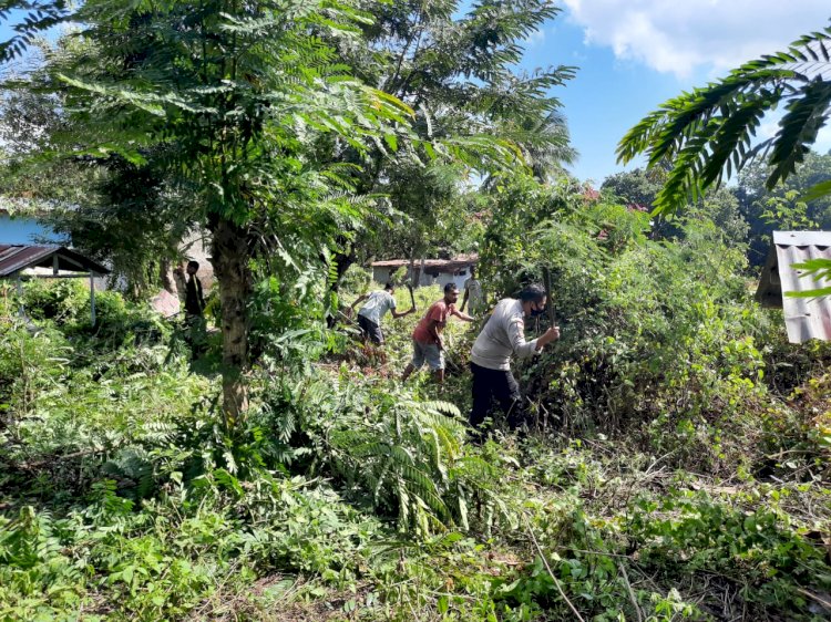 Brigpol Ricardus Bersama Warga Gotong Royong Bersihkan Pekuburan Umum Paroki Roh Kudus Nelle