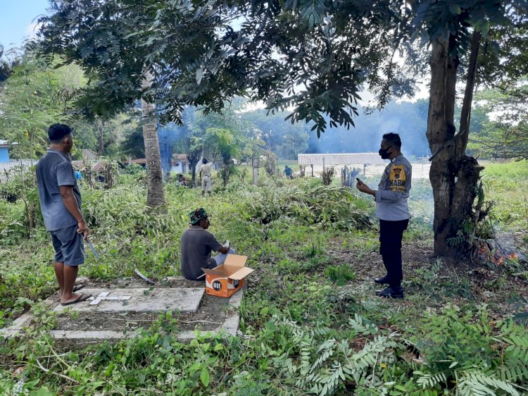 Brigpol Ricardus Bersama Warga Gotong Royong Bersihkan Pekuburan Umum Paroki Roh Kudus Nelle