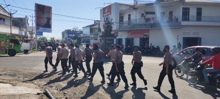 Jaga Kebugaran Jasmani, Personil Sat Samapta Polres Sikka Laksanakan Olahraga Lari Keliling Kota Maumere