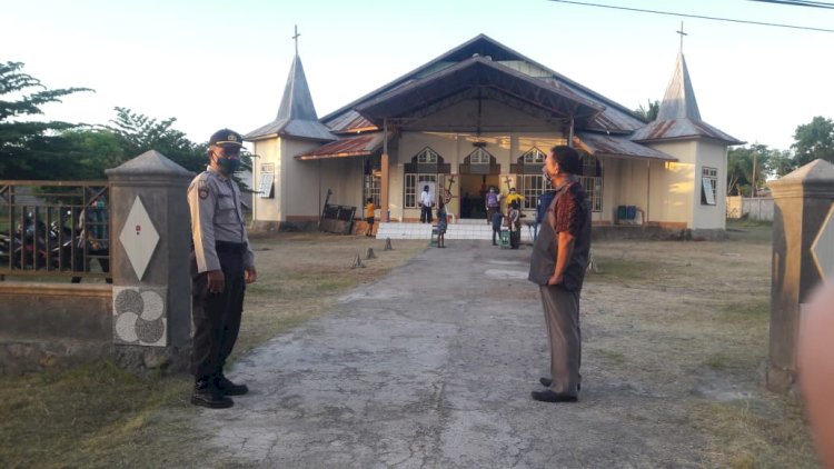 Umat Nasrani Kembali Melaksanakan Ibadah Di Gereja, Polres Sikka dan Polsek Jajaran Lakukan Monitoring Dan Pengamanan Protokol Kesehatan